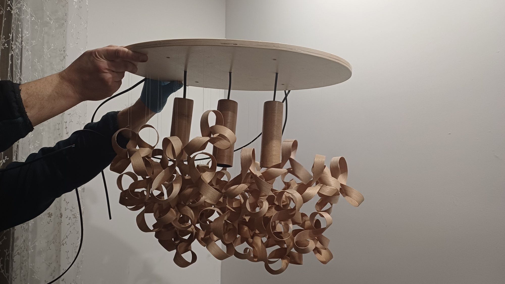 Drewniana lampa wisząca - rękodzieło
