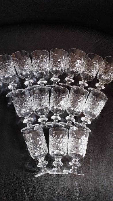 Рюмка хрустальная на ножке.