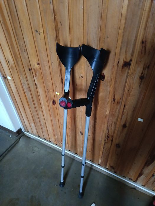 Kule ortopedyczne  regulacja 145–195 cm dla drobnej osoby  

Na sp