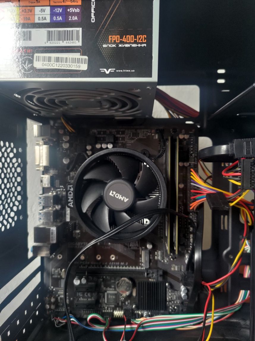 Сучасний комп'ютер в ідеальному стані на DDR4 пам'яті