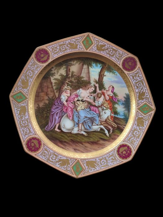 Prato de aparato em Porcelana Europeia