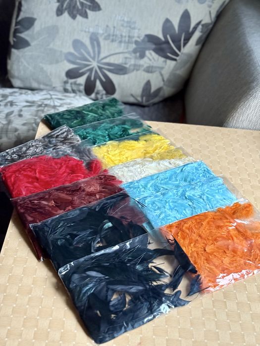 Пір’я для декору — різні кольори