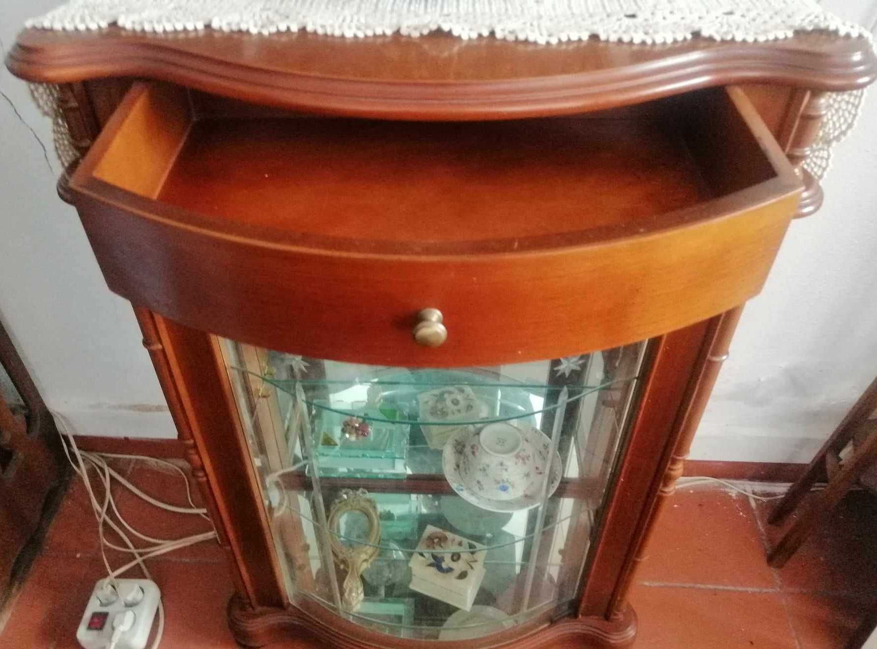 2 Móveis/ Vitrine em madeira maciça ( Vendo individual) Ler Descrição