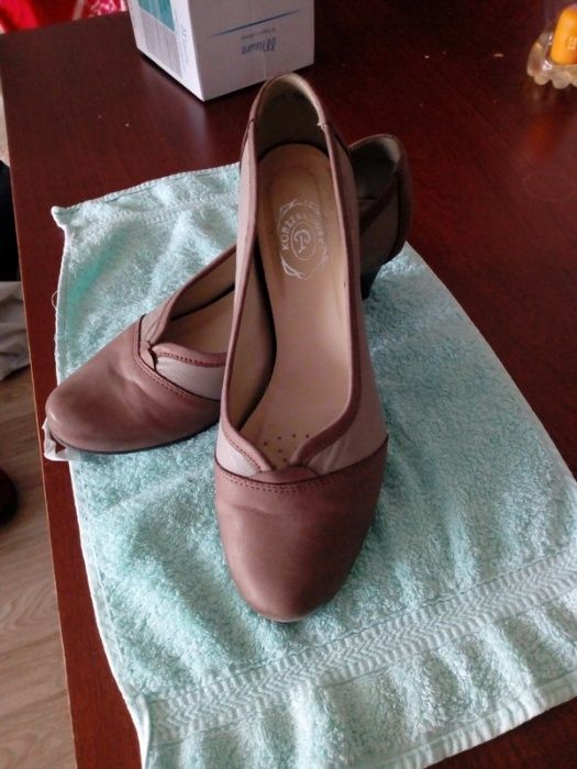 Buty na obcasie Korzeniowski