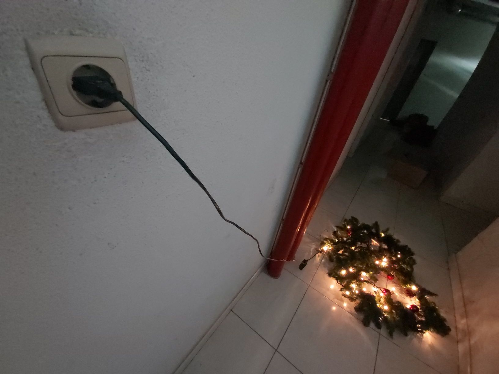 Grinaldas com luzes e bolas natal