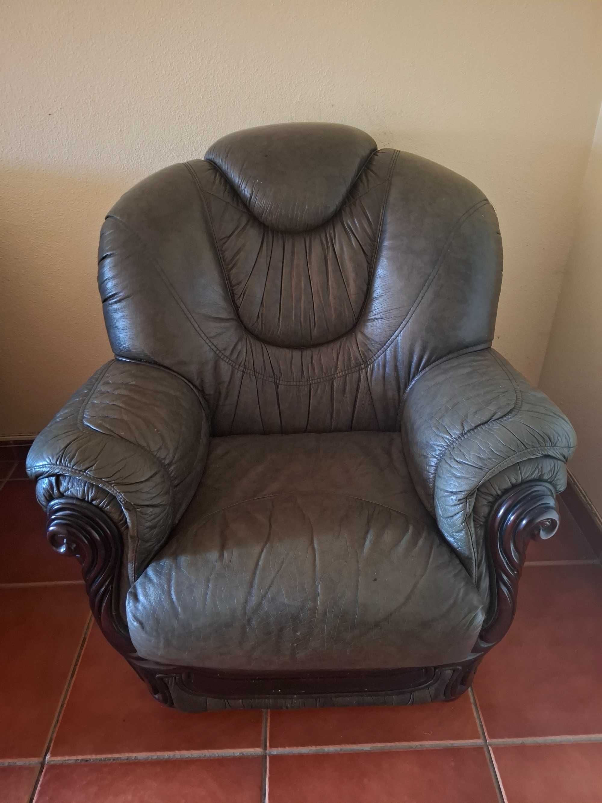 Sofá cama e poltrona em pele verde escuro