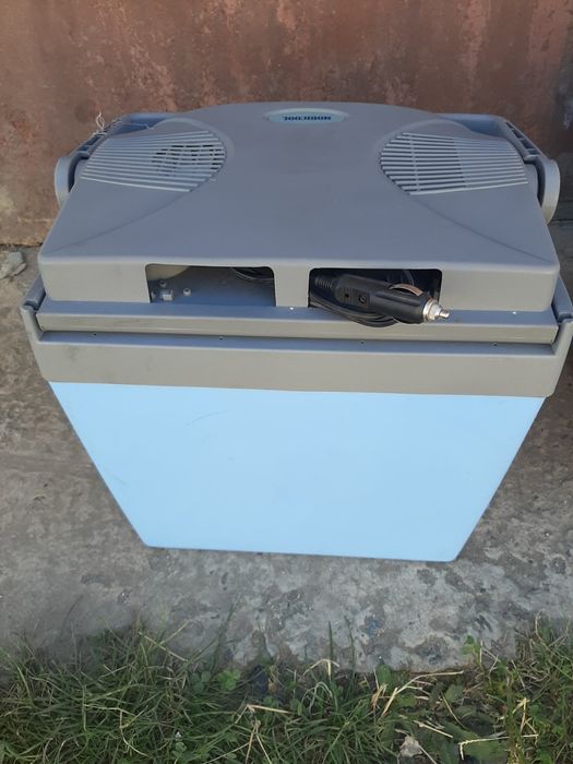 Автомобільний холодильник 12/220v