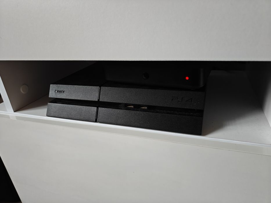 Konsola PlayStation 4 z padem i 7grami