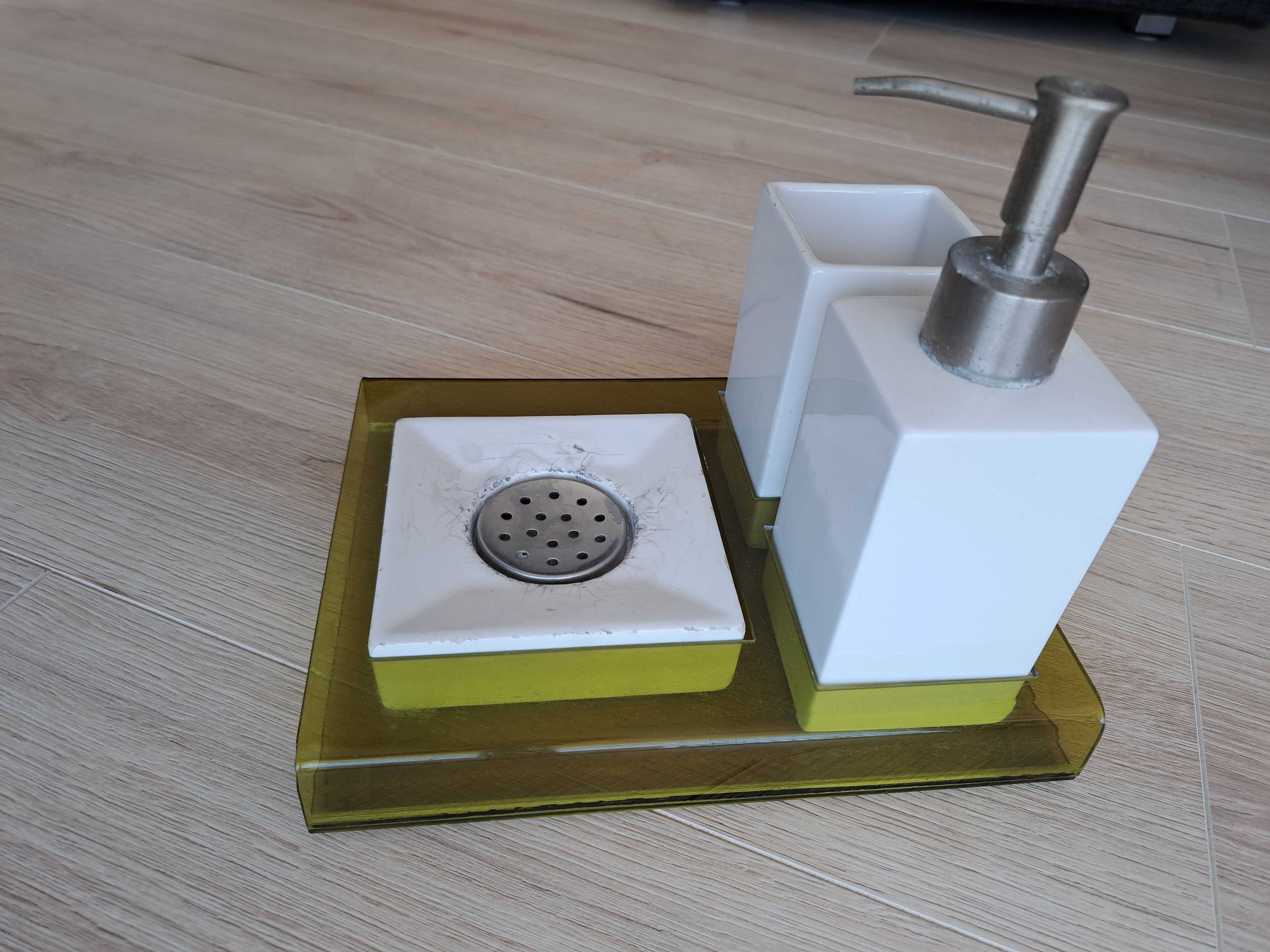 Conjunto saboneteira e copo com tabuleiro