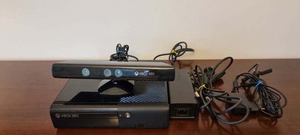 Xbox 360 E plus gra gratis konsola do gier Xbox jak nowa