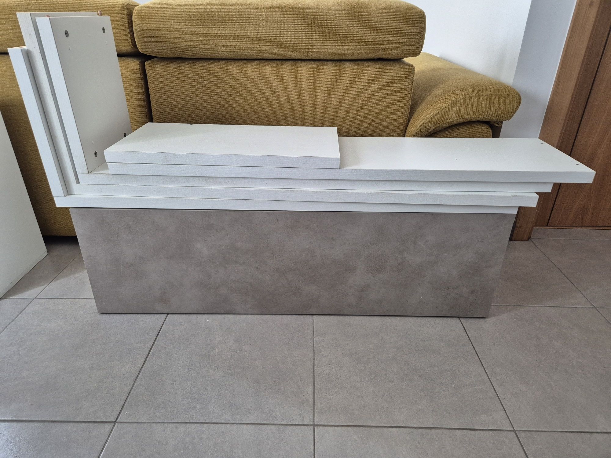 Móvel de sala com 3 módulos e moldura