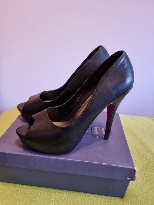 Używane czarne szpilki