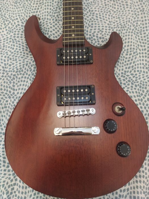 Guitarra Cort M200 com estojo e amplificador