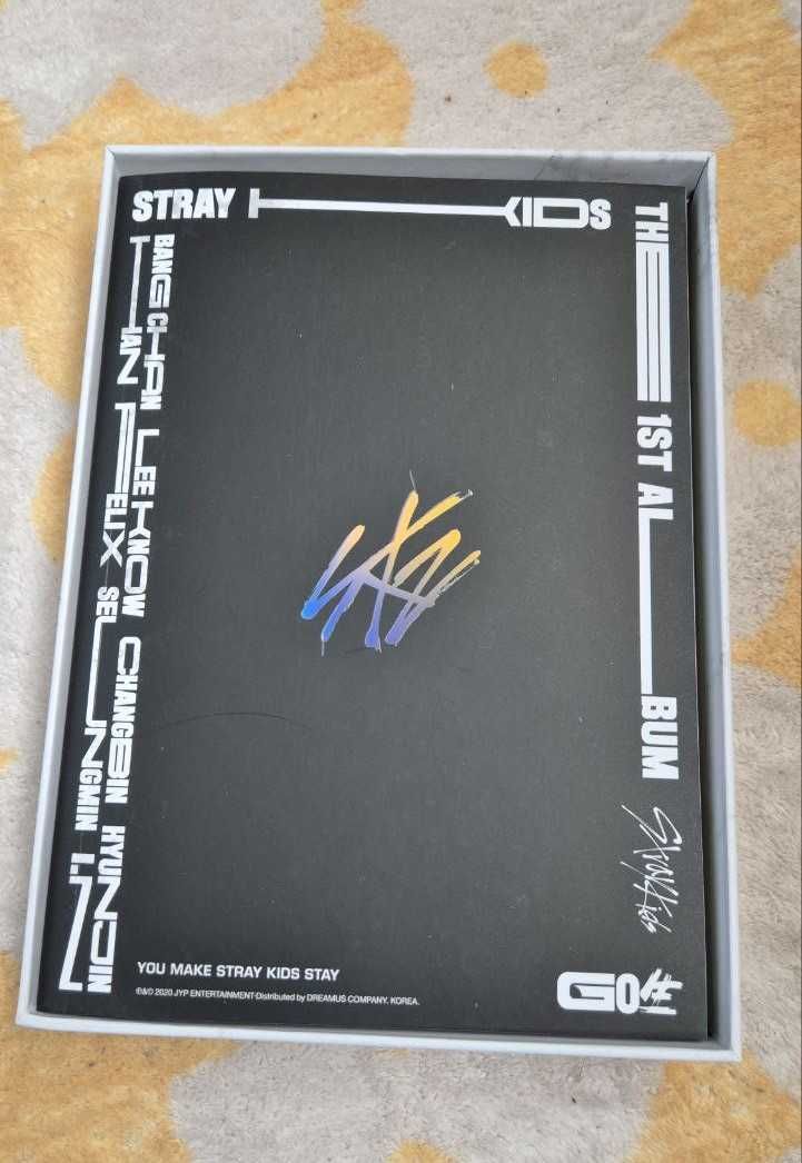 Stray Kids Go live альбом з картками