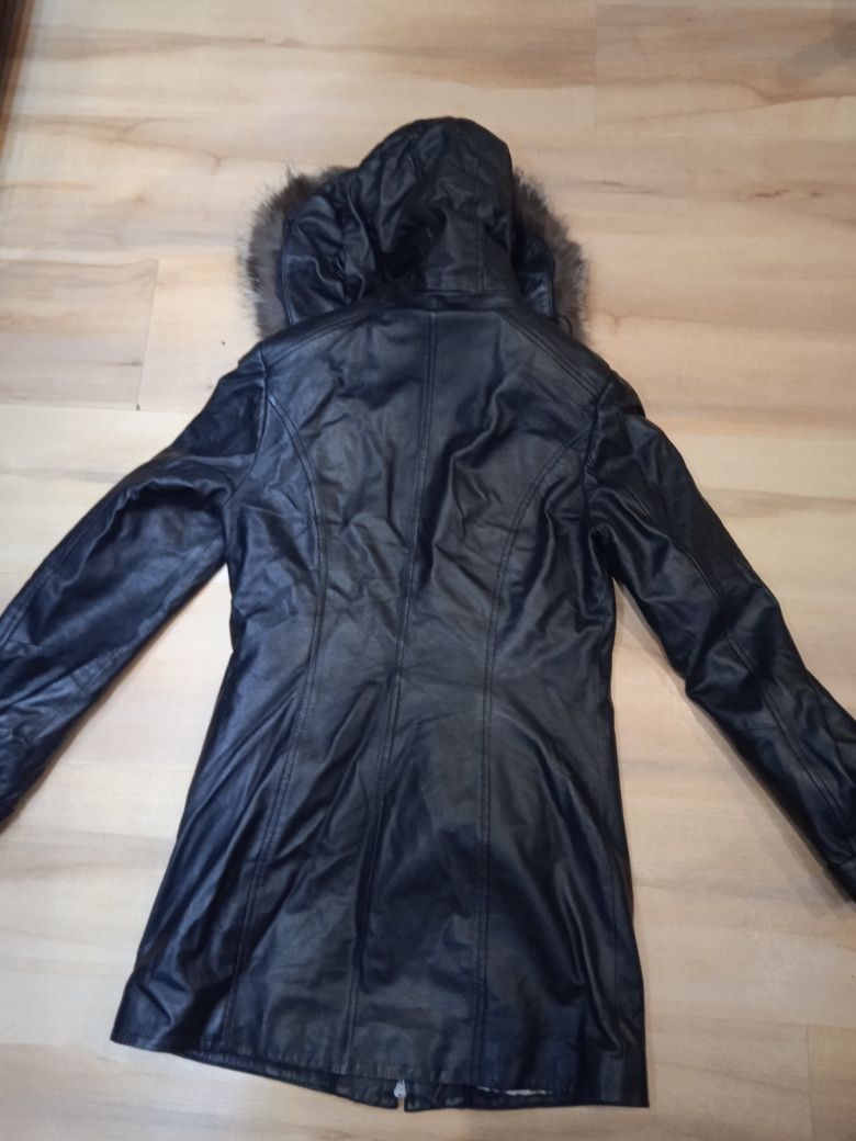 Продам зимнюю женскую кожаную курточку