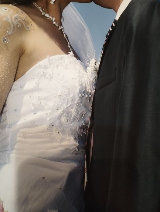 Весільна сукня з вишивкою