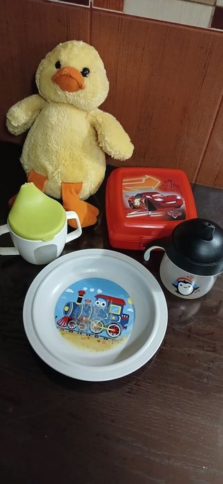 Посуд для малюків та іграшка