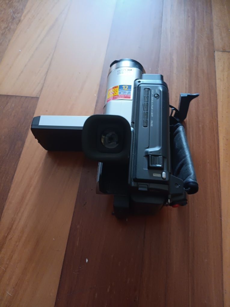 É  uma câmara  de vídeo  antiaga da marca verdadeira. SONY handycam