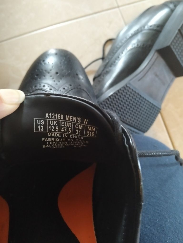 Sapatos novos pretos