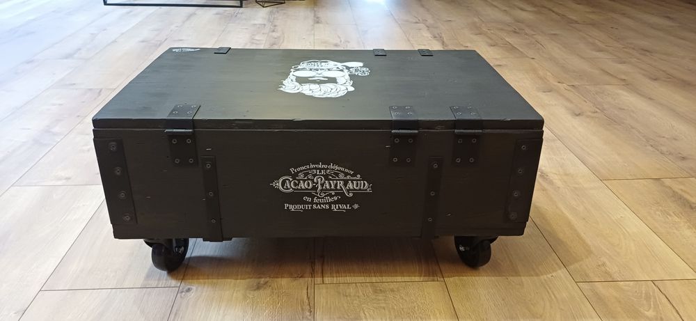 Dizajnerski stolik na kółkach ze skrzyni po amunicji