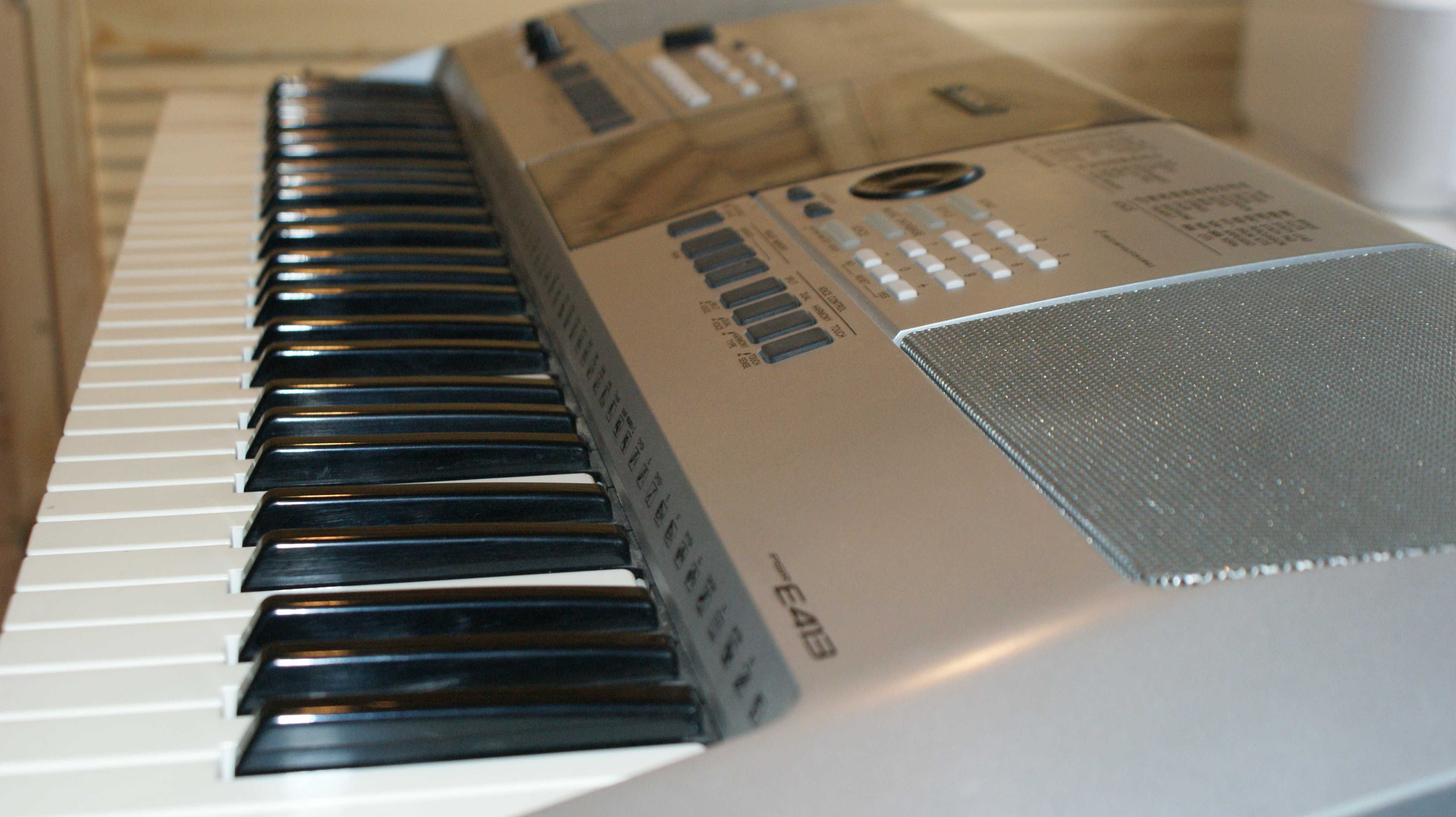 Keyboard Yamaha E413