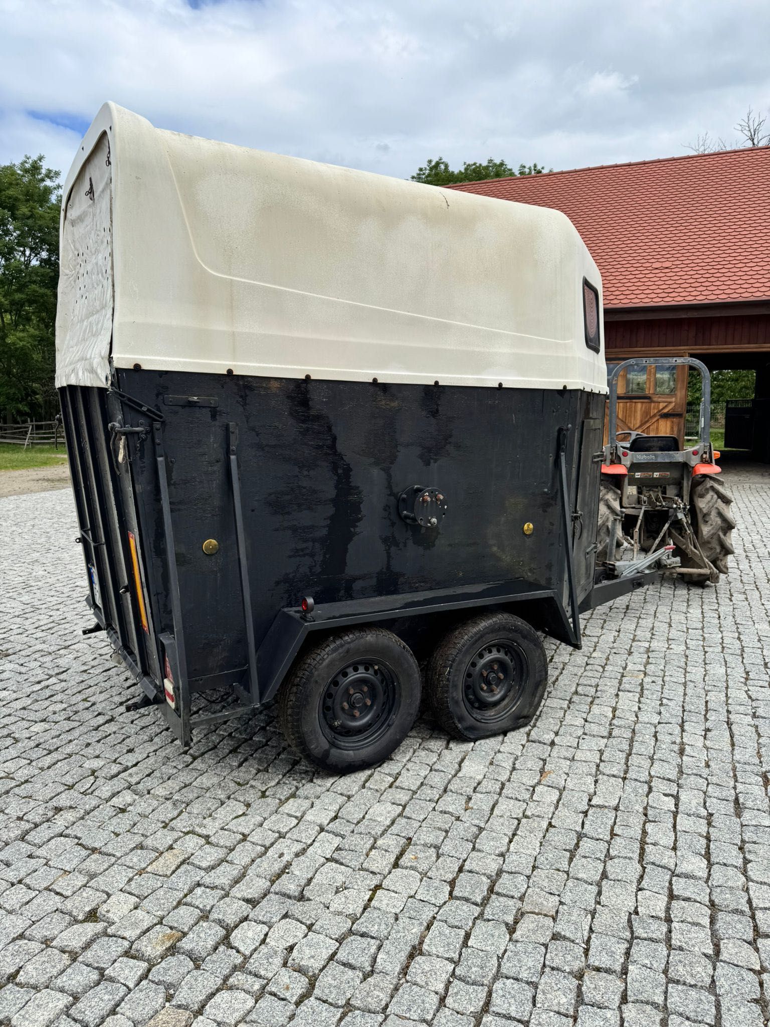 Przyczepa bukmanka do przewozu koni
