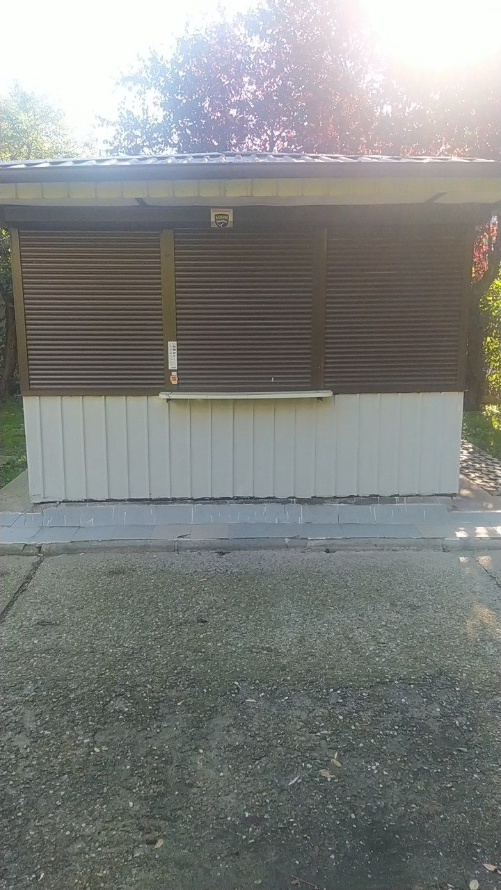 Sprzedam kiosk handlowo-usługowy.