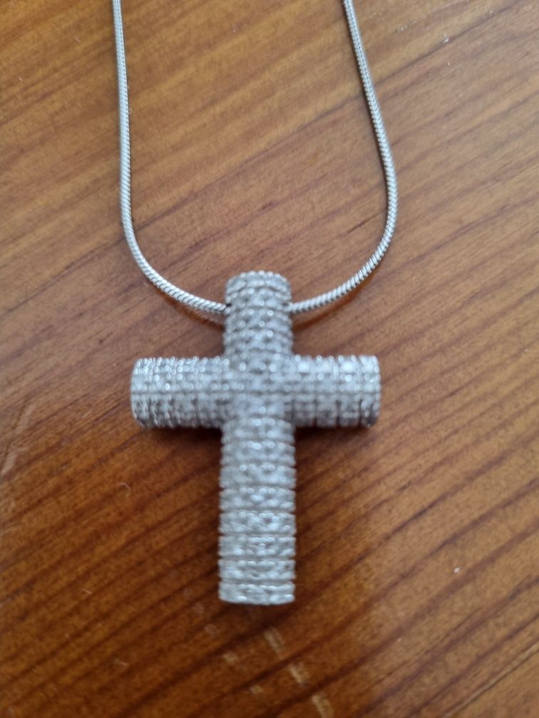 Cruz com fio com 145 diamantes ouro peso 15 grs