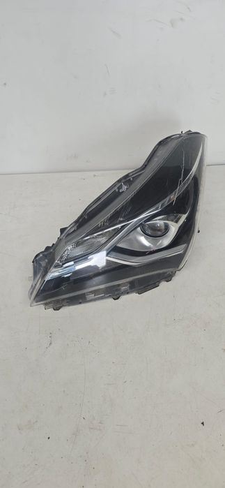 Lampa Toyota Yaris III lift lewa oryginalna europejska uszkodzona