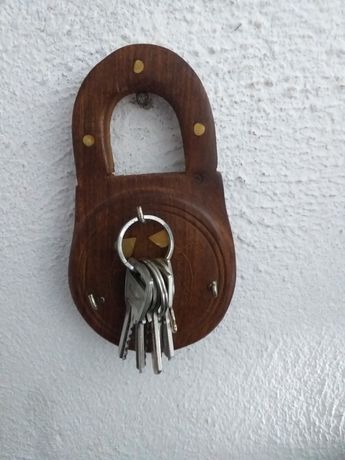 Chaveiro de madeira . forma de cadeado , p/  chave 1 euro
