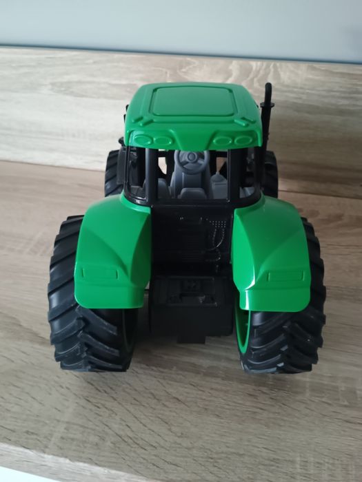 Traktor z dźwiękiem i światłem