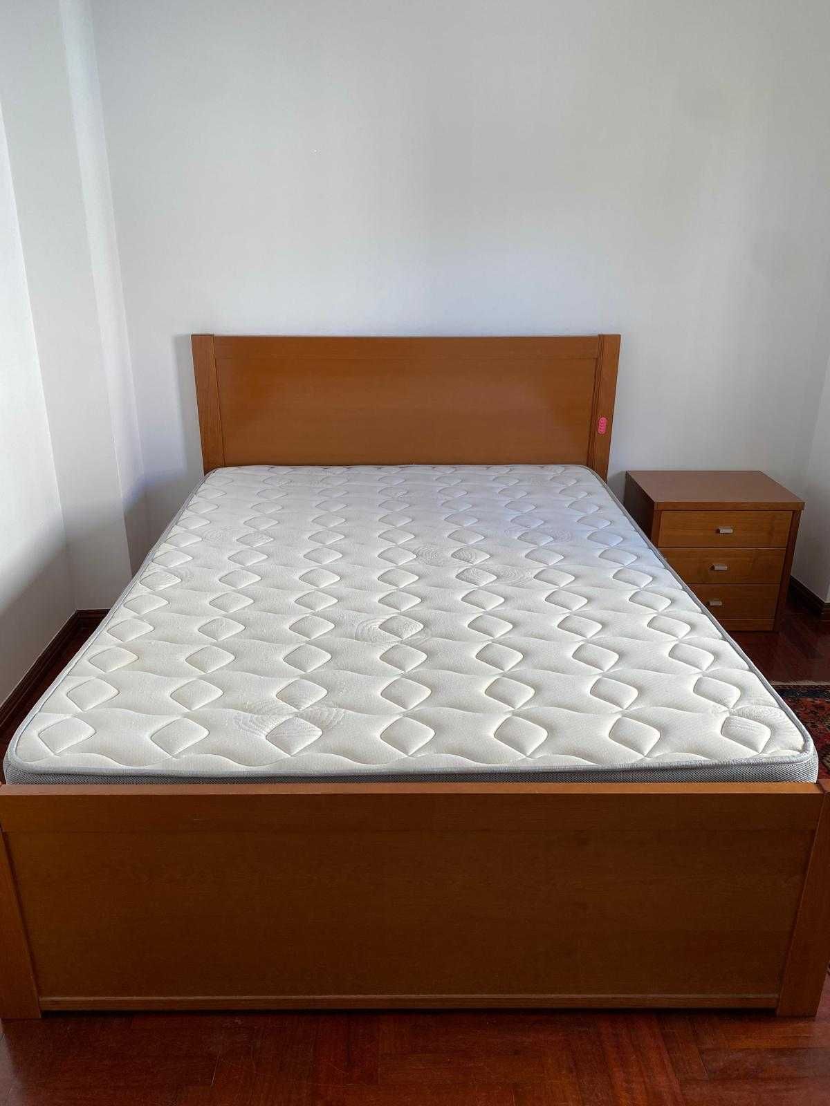 Cama de casal em madeira maciça
