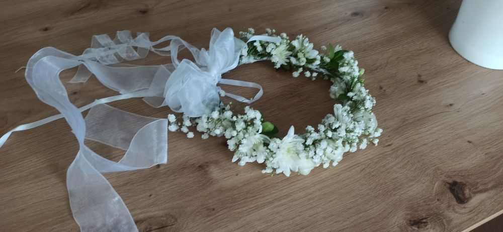 Wianek komunijny z żywych kwiatów