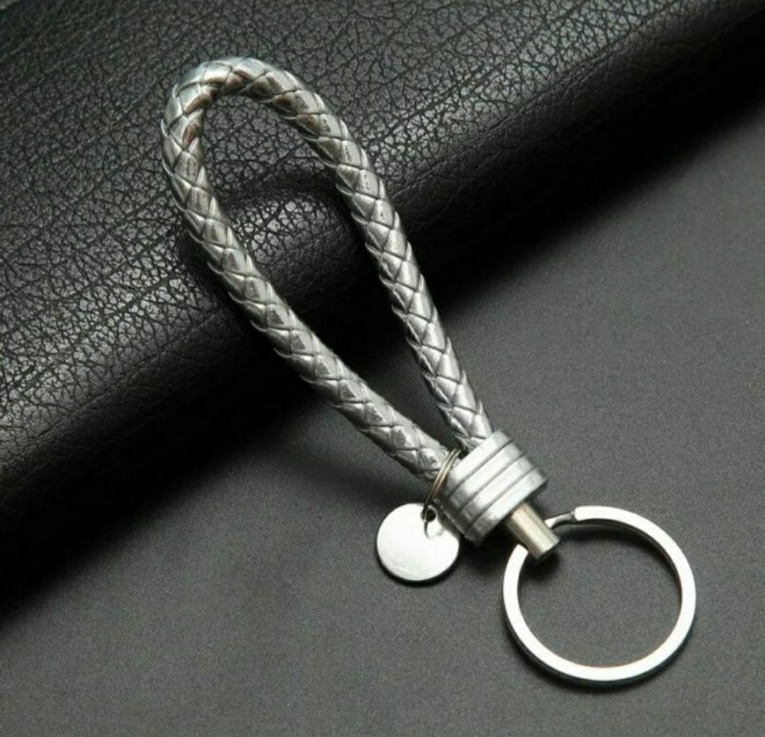 Porta chaves tipo corda carro (branco/preto e em prateado)