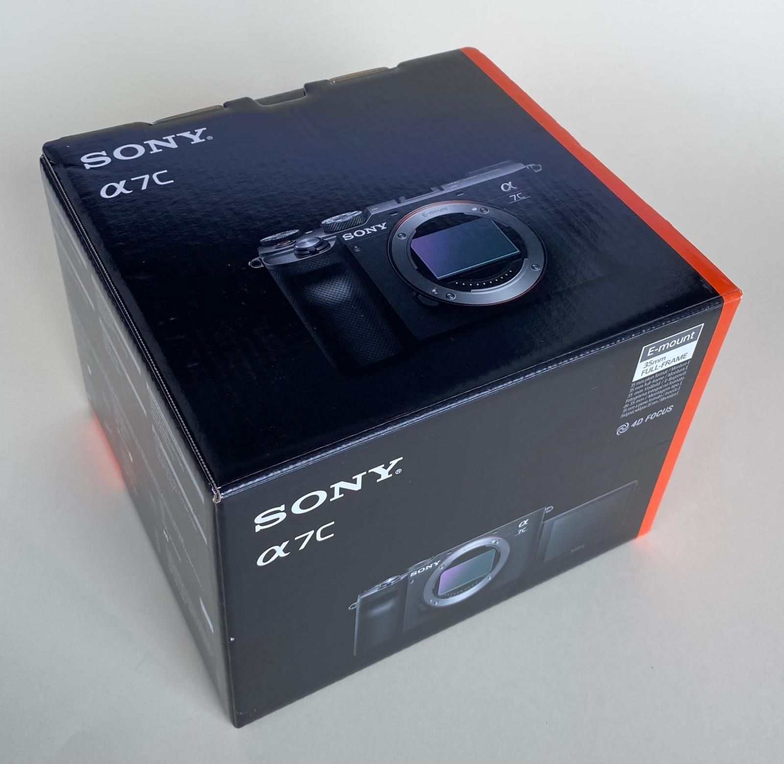 Sony A7C – Corpo + Extras (Baterias, Carregador, Gaiola com Punho)