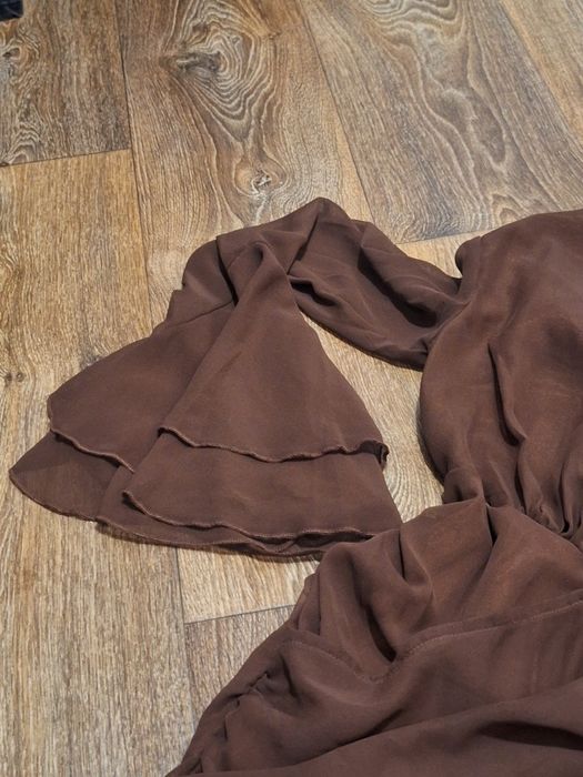 Сукня prettylittlething коричнева з рукавами кльош