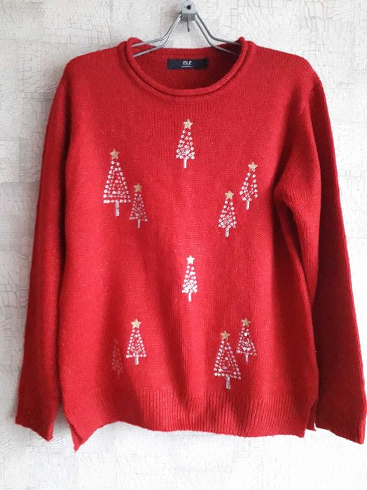 Новорічний жіночий светр з блискучим декором.
isle