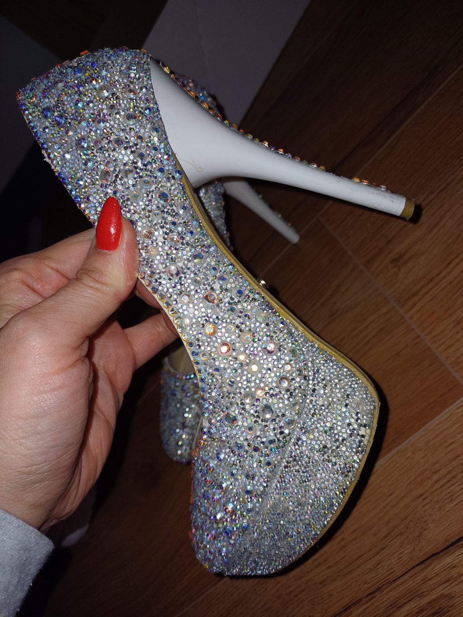 Buty szpilki obcasy całe w kamieniach Swarovski rękodzieło unikat