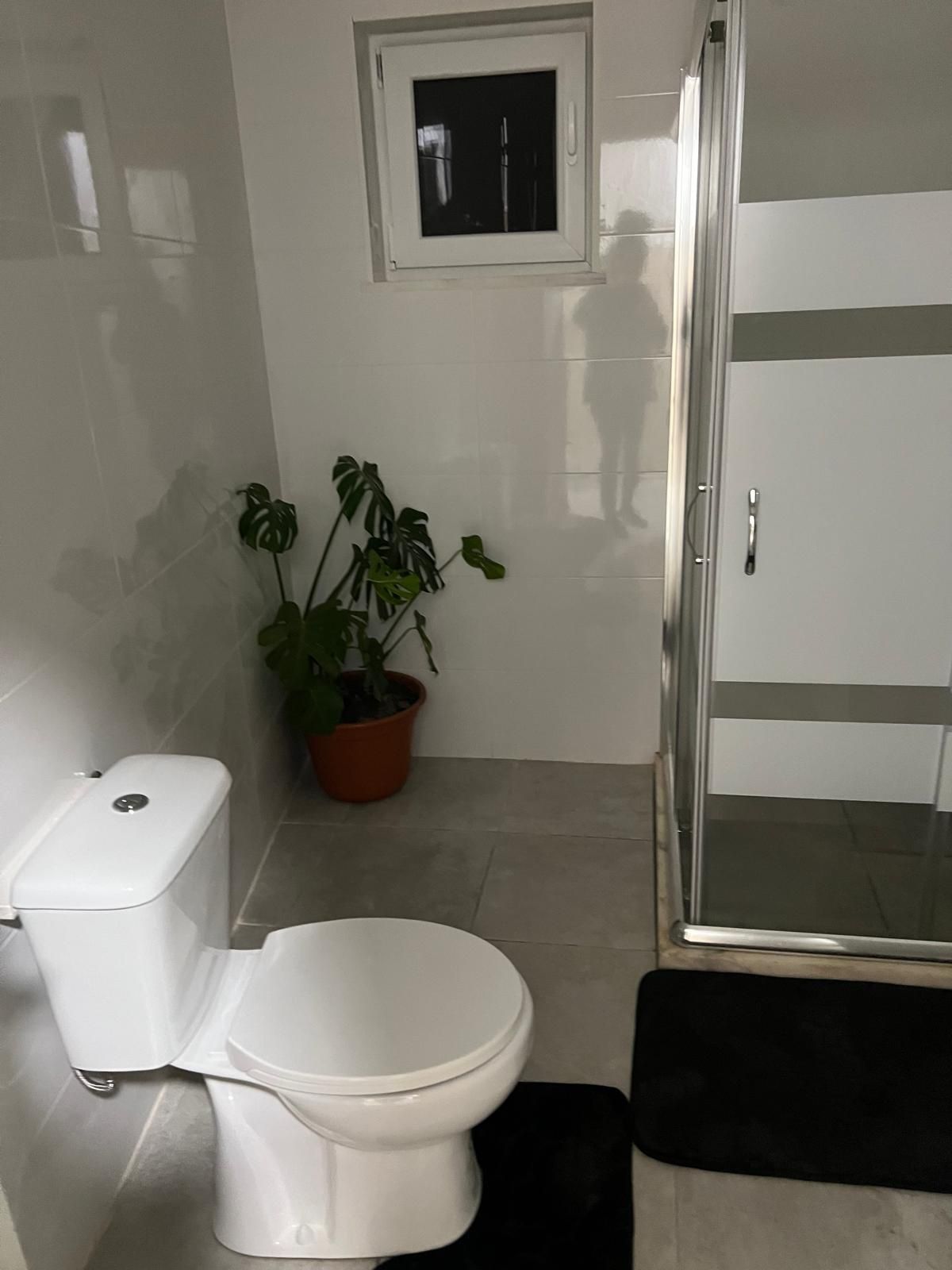 Alugo quarto  solteiro ou casal