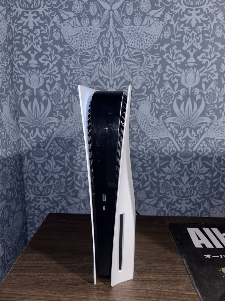 Продаю свою PlayStation 5 з двома геймпадами