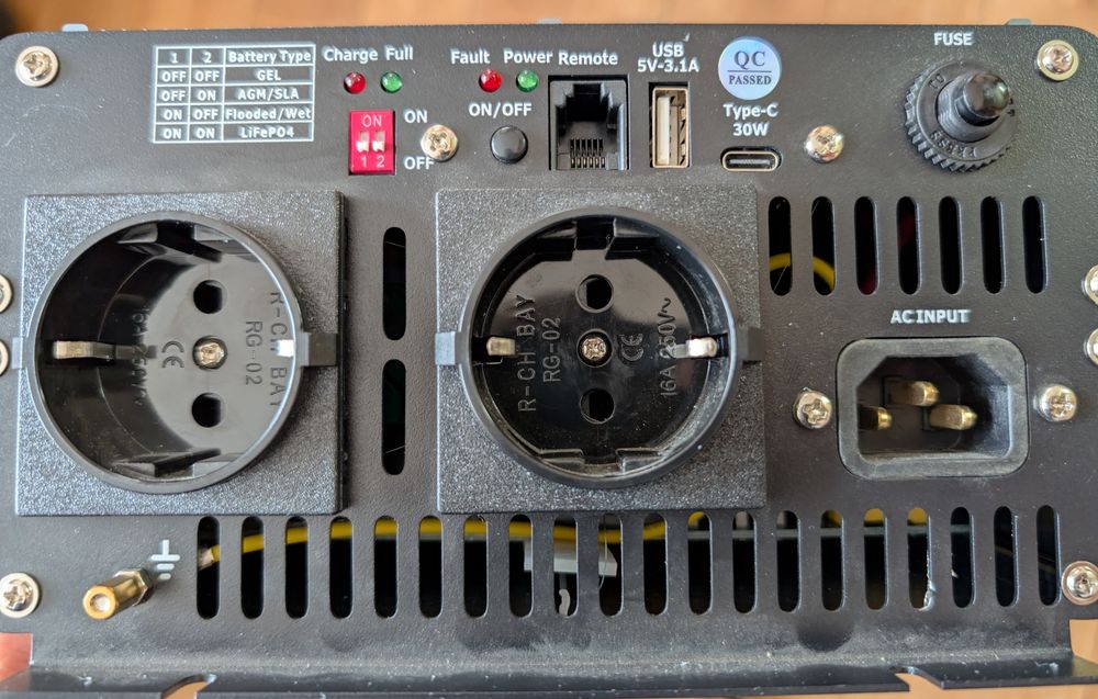 Потужнмй інвертор з зарядкою Flamezum 2500W 12V в 230V (25A)