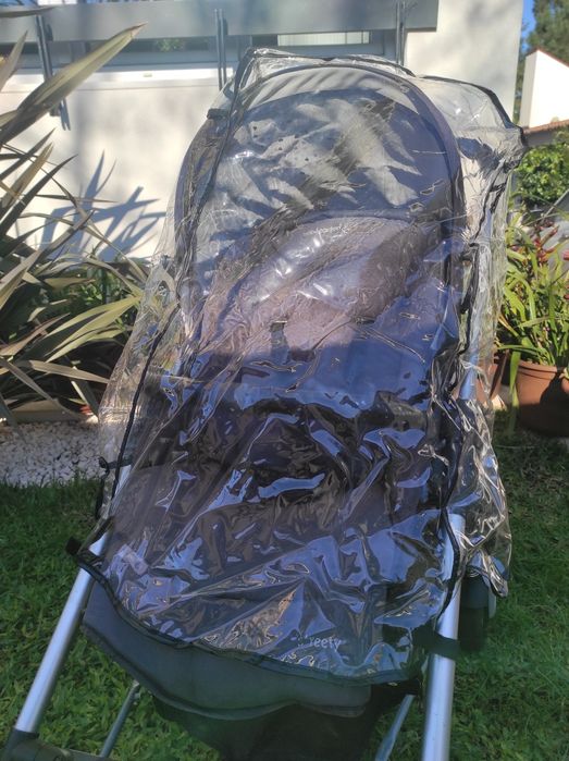 Carrinho de bebê e alcofa