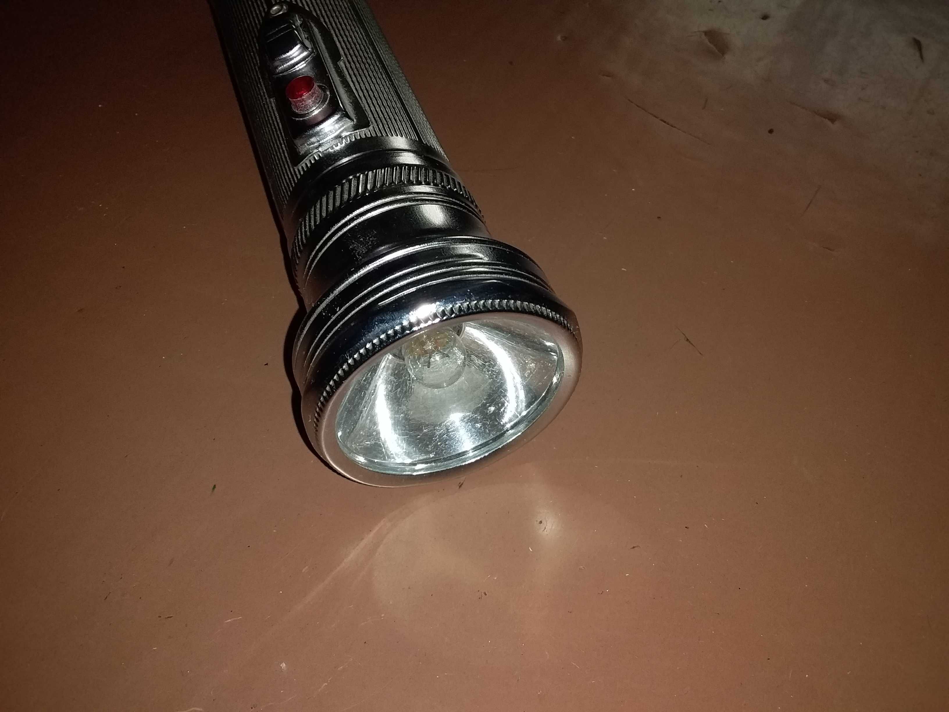 Железный китайский ручной фонарик 90-х годов под батарейки