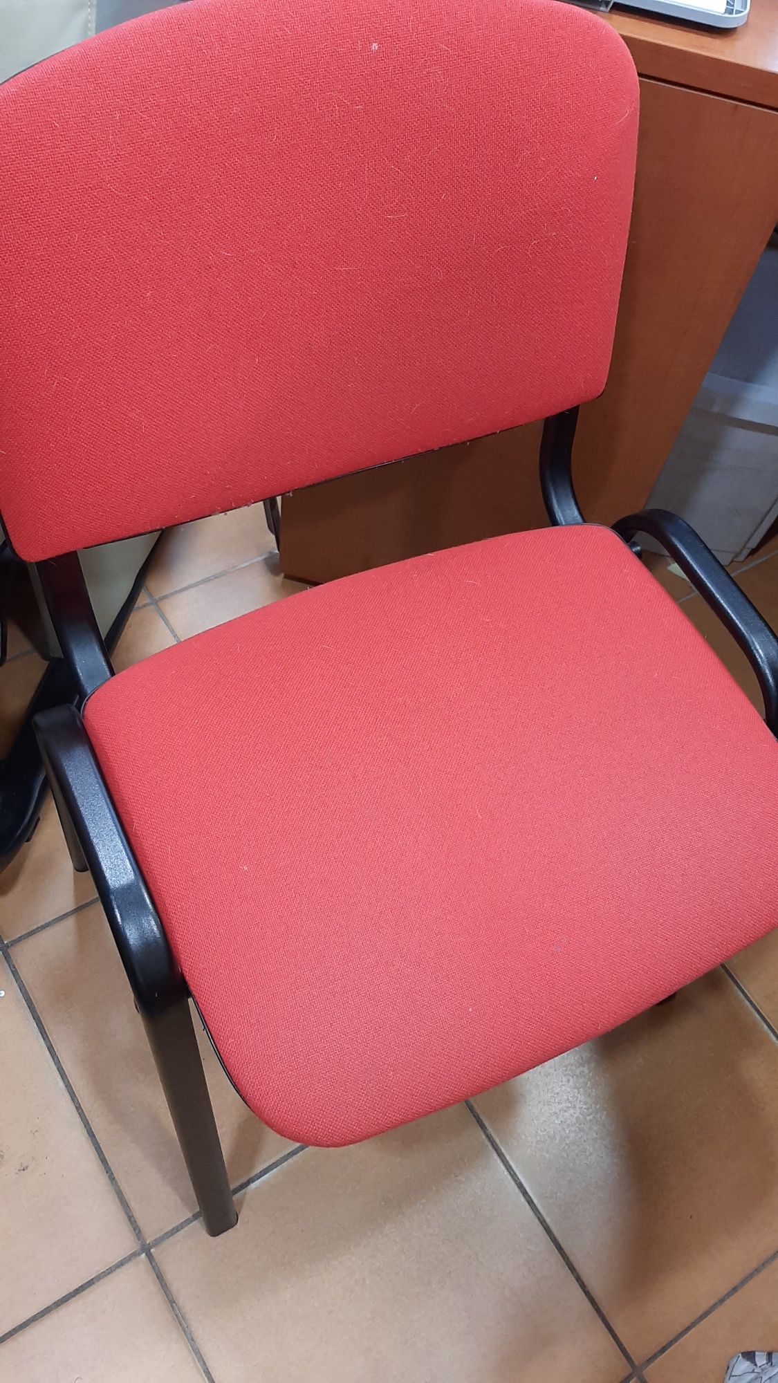 Krzesła czerwone obite materialem