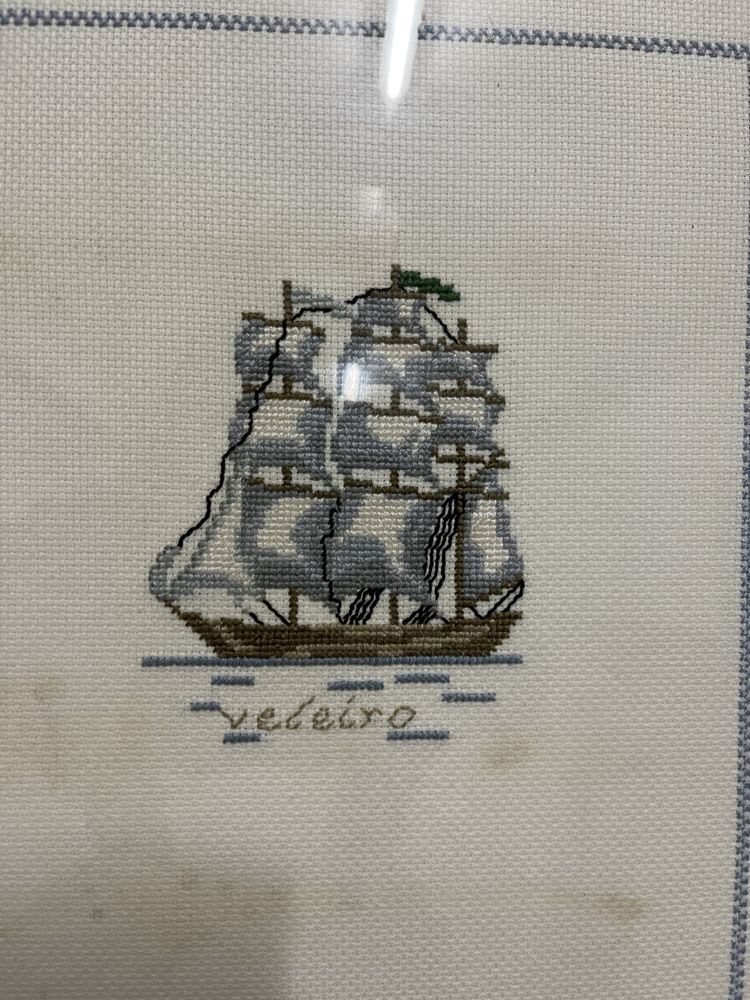 Quadro náutico decorativo com barcos bordados