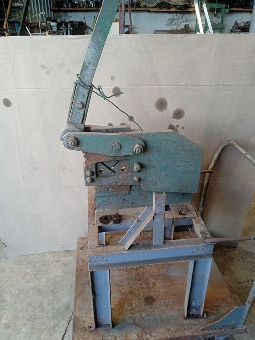 Tesoura de cortar ferro barras e chapa e muito bom estado