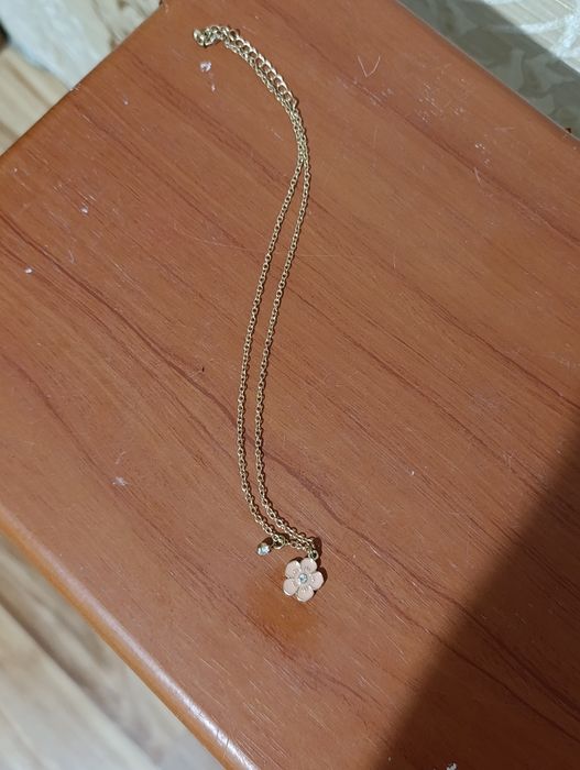 Продам цепочку с кулончиком в виде цветочка,, бижутерия, длина 25 см