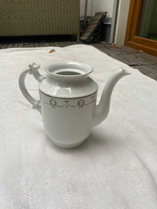 Dzbanek porcelanowy – klasyczny, ręcznie dekorowany