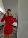 Czerwona prążkowana sukienka z golfem