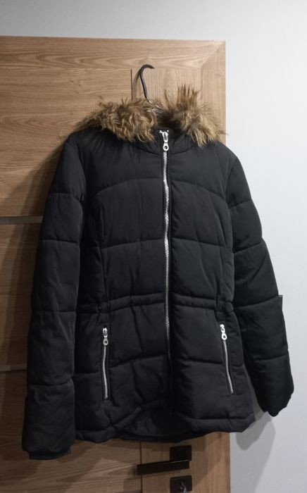 Czarna kurtka zimowa
